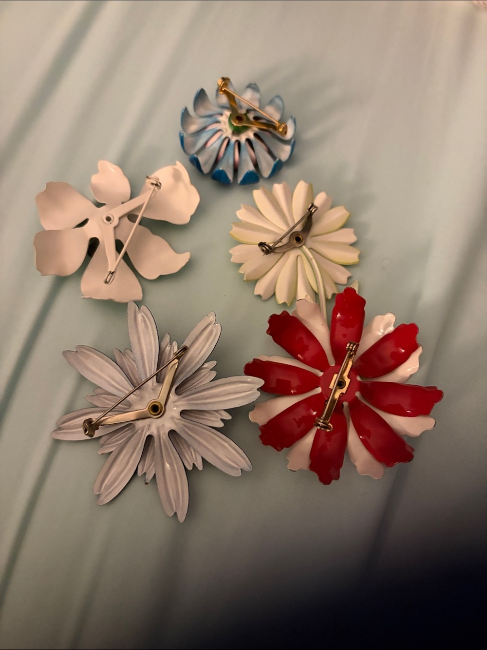 Vintage enamel flower pins - Picture 2 of 2